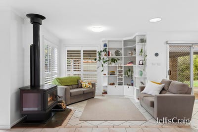 /international/au/4-fern-court-woodend-vic-151239640/