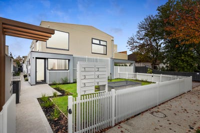 /international/au/2-39-rosamond-road-maidstone-vic-151323980/