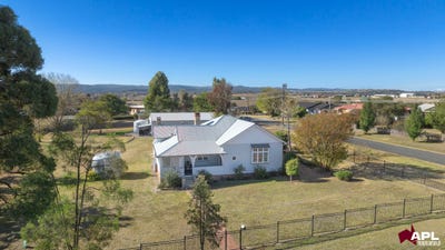 /international/au/148-petrie-street-tenterfield-nsw-150980300/