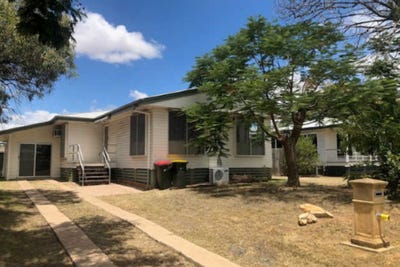 /international/au/23-long-street-blackwater-qld-148313812/
