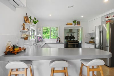 /international/au/2-russell-street-mount-perry-qld-151069208/