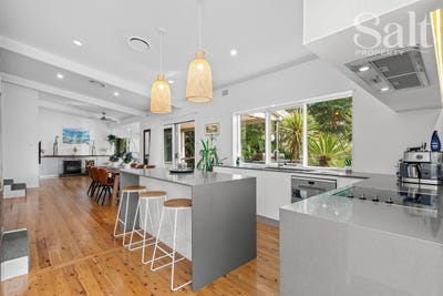 /international/au/12-the-grove-merewether-heights-nsw-151101560/