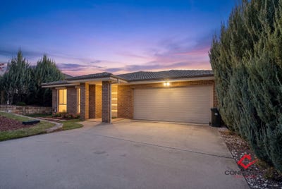 /international/au/26-winchester-street-casey-act-151134364/