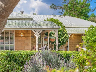 /international/au/4-edwin-court-centenary-heights-qld-152615848/