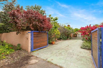 /international/au/42-counsel-road-coolbellup-wa-152617744/