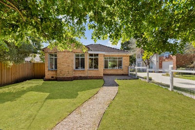 /international/au/unit-4-14-carlisle-street-woodend-vic-152651516/