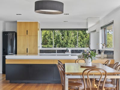 /international/au/56-flowerpot-crescent-blackmans-bay-tas-150858468/