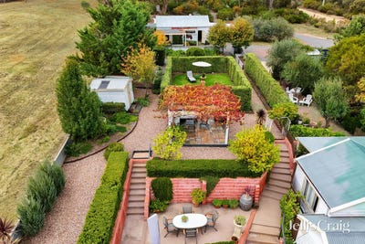 /international/au/21-boundary-road-maldon-vic-144224096/