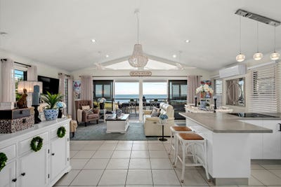 /international/au/188a-hornibrook-esplanade-woody-point-qld-152348508/
