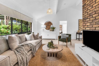 /international/au/58-ware-drive-currumbin-waters-qld-152202508/