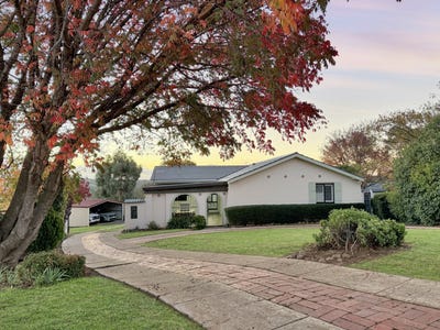 /international/au/7-normoyle-crescent-young-nsw-151260652/