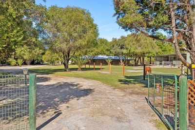 /international/au/202-lakelands-drive-gnangara-wa-151178940/