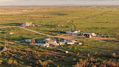 /international/au/165-the-outback-highway-farina-via-lyndhurst-sa-700406496/
