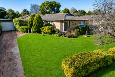 /international/au/23-worcester-road-gisborne-vic-151441136/