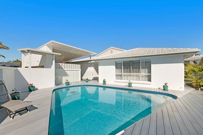 /international/au/7-saltbreeze-court-runaway-bay-qld-148555344/