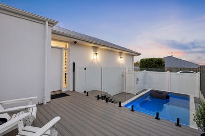 /international/au/10-sisters-crescent-mount-barker-sa-150943384/