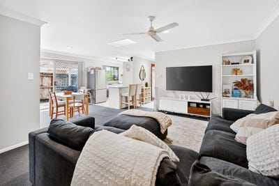 /international/au/2-17-coventry-court-labrador-qld-151359436/