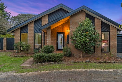 /international/au/19-old-farm-way-romsey-vic-151248432/