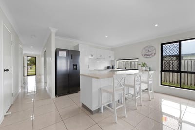 /international/au/17-hinkler-court-rural-view-qld-152394060/
