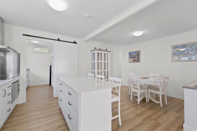 /international/au/9-bourke-street-blacks-beach-qld-151538360/