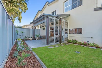 /international/au/3-58-broad-street-labrador-qld-151587420/