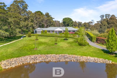 /international/au/11-blackwattle-lane-woodend-vic-152624284/