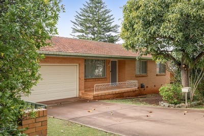 /international/au/21-mcnamara-street-centenary-heights-qld-151300756/