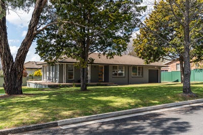 /international/au/11-racecourse-road-orange-nsw-152445648/