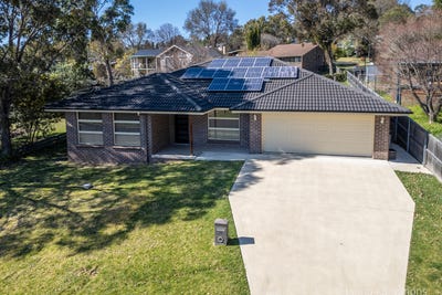/international/au/18-moyes-street-armidale-nsw-148508104/