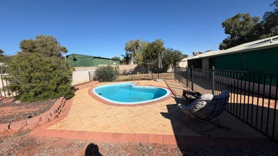 /international/au/16-axehead-rd-roxby-downs-sa-151232868/