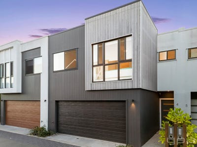 /international/au/12-7-angela-way-pimpama-qld-150755508/