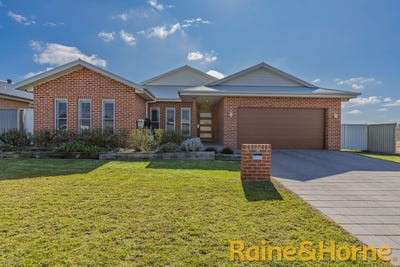 /international/au/12-kirkwood-place-dubbo-nsw-148097456/
