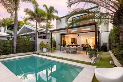 /international/au/10-ocean-street-mermaid-beach-qld-151360988/