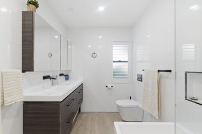 /international/au/90-20-fairway-drive-clear-island-waters-qld-150908880/