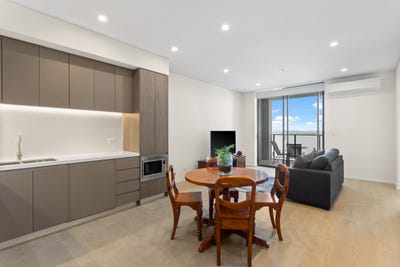 /international/au/704b-8-village-place-kirrawee-nsw-152666624/