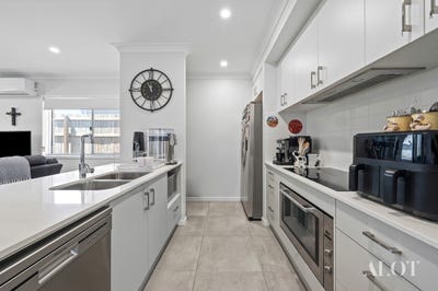 /international/au/23-bradbury-street-greenbank-qld-152633416/