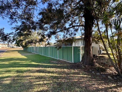 /international/au/1-sinnott-court-moranbah-qld-148580924/