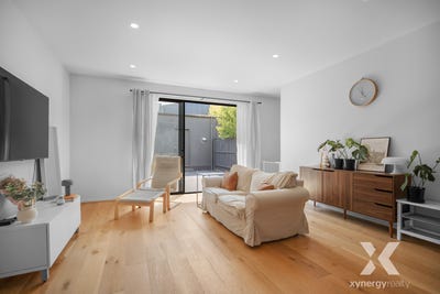 /international/au/56-umbrella-way-point-cook-vic-150559936/