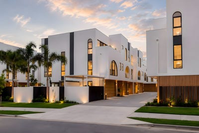 /international/au/7-2-4-waterford-court-bundall-qld-151451196/