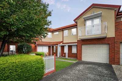/international/au/8-1-mckelvie-court-glen-waverley-vic-150904736/