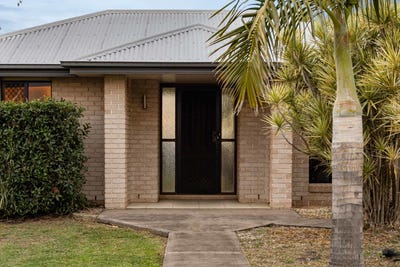/international/au/6-lewis-drive-meringandan-west-qld-151626452/