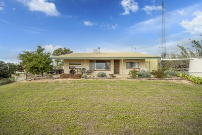 /international/au/84-upper-yorke-road-port-broughton-sa-149912544/
