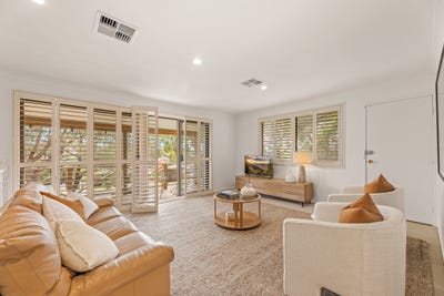 /international/au/13-hobart-place-illawong-nsw-152649936/