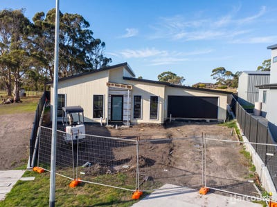 /international/au/4-pair-place-george-town-tas-150983400/