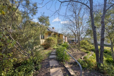 /international/au/266-binalong-street-harden-nsw-151552084/