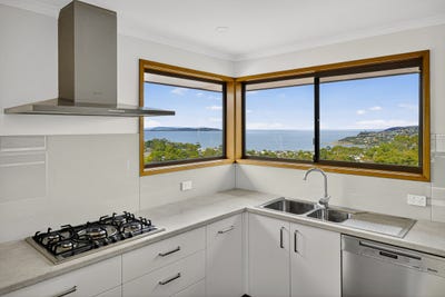 /international/au/11-emerald-court-blackmans-bay-tas-150797336/