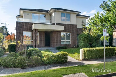/international/au/15-fromhold-drive-doncaster-vic-151261776/