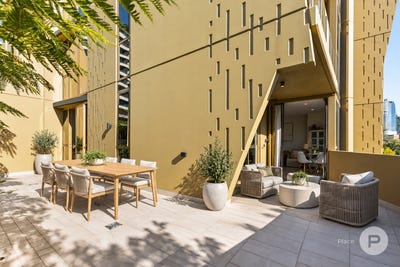 /international/au/107-25-shafston-avenue-kangaroo-point-qld-152106536/