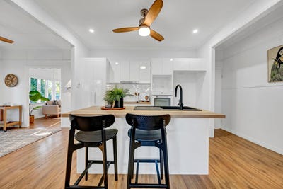 /international/au/11-howitt-street-north-ward-qld-148436028/