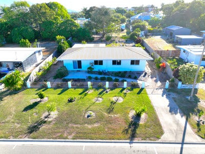 /international/au/7-queens-road-bowen-qld-151345256/